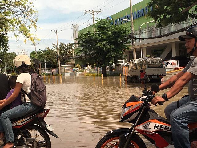 Flood remains in Barangay Basak, Lapu-Lapu City, after the heavy downpour last night (Contributed Photo/Doyzkie Buenaviaje). 