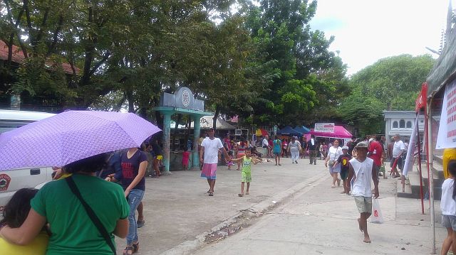 People start to arrive at Calamba Cemetery in Barangay Calamba, Cebu City. (CDN PHOTO/ NESTLE SEMILLA)