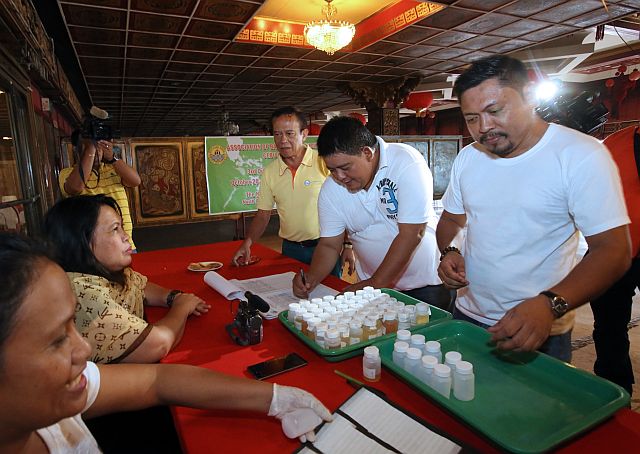 Philip Zafra, Association of Barangay Councils (ABC) Cebu City chapter president, and Apas barangay chairman Ramil Ayuman lead the surprise drug testing of all barangay officials (CDN PHOTO/JUNJIE MENDOZA).
