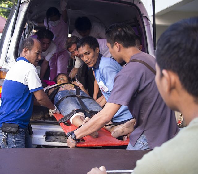 One of the injured passengers of the truck that was loaded with fruits and vegetables intended for Carbon Market is taken to the Vicente Sotto Memorial Medical Center (VSMMC) by an ambulance for treatment of severe injuries.    (CDN PHOTO/CHRISTIAN MANINGO)