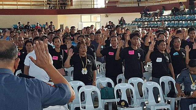 Volunteers, who make up the Bogo City’s “Drug Warriors,” take their oath at the Bogo Sports Complex (Facebook/Noli Escosio Noble).