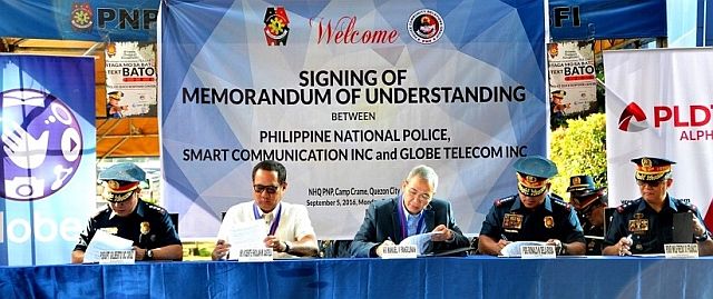 PNP officials led by PNP Director General Ronald “Bato” Dela Rosa (2nd from right)  leads the signing of a memorandum of agreement with Globe Telecom general counsel Froilan Castelo (2nd from left) (CONTRIBUTED PHOTO).