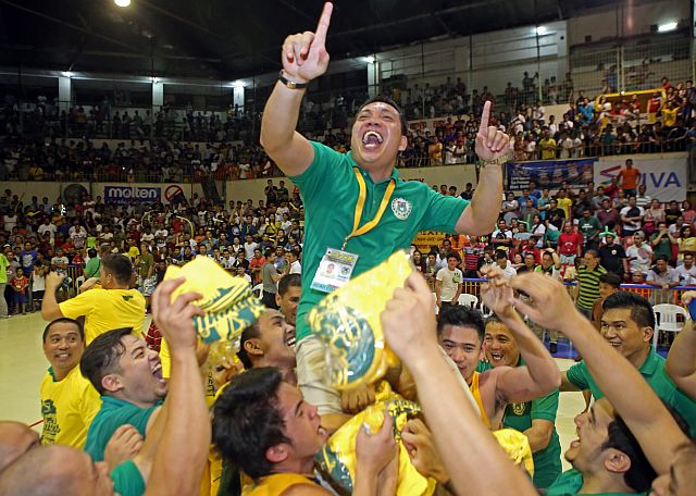 A mammoth crowd (left photo) witnesses the University of San Carlos (USC) Warriors bag the championship trophy in the 2015 season of the Cesafi men’s basketball tournament. (CDN PHOTO/ LITO TECSON)