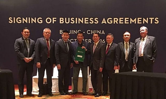 Edgar Injap Sia II, DoubleDragon chairman, (3rd from left) poses with President Rodrigo Duterte (4th from left) and other Cabinet officials during the announcement in Beijing, China, of Jinjiang Inn hotel’s expansion in the Philippines (CONTRIBUTED PHOTO).