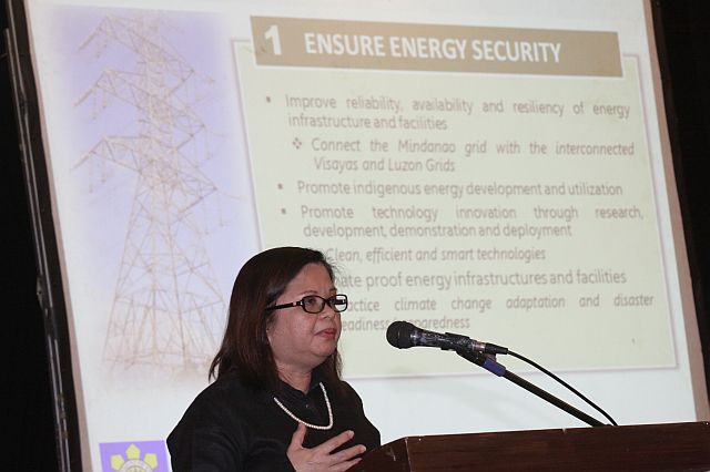 Carmencita Bariso, assistant director of the Department of Energy’s energy policy and planning bureau, discusses the agency’s roadmap for the next couple of years during a forum at the Radisson Blu Hotel Cebu (CDN PHOTO/JUNJIE MENDOZA). 