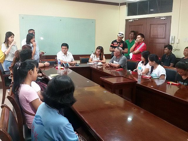 Cebu City scholars at the office of Vice Mayor Edgardo Labella on Monday. (CDN PHOTO/ MARGARETTE MANAGAYTAY)