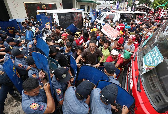  Protesters clash with police during a violent dispersal at the US Embassy in Manila on Oct. 19, 2016 (INQUIRER PHOTO).