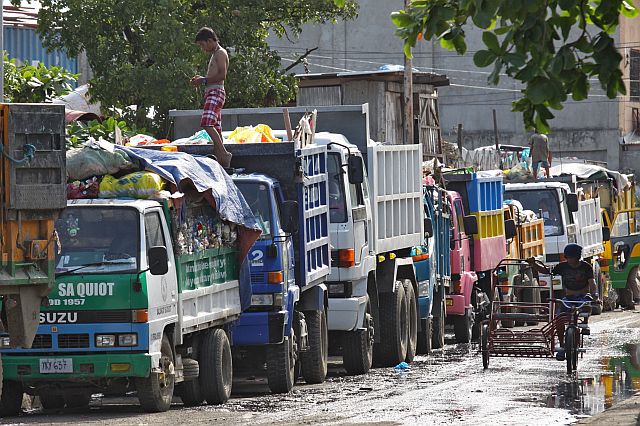 INAYAWAN LANDFILL GARBAGE TRUCKS/OCT. 20, 2016: Dump trucks full of garbage line up at the entrance of the Inayawan Landfill as they wait for their turn to dump their garbage.(CDN PHOTO/JUNJIE MENDOZA)