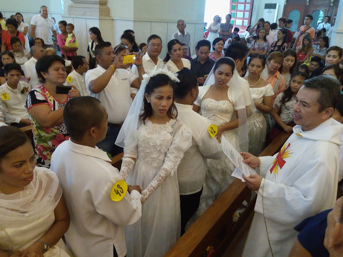 76 couples tied the know on Saturday morning at Cebu Metropolitan Cathedral. (CDN PHOTO/ JUNJIE MENDOZA)