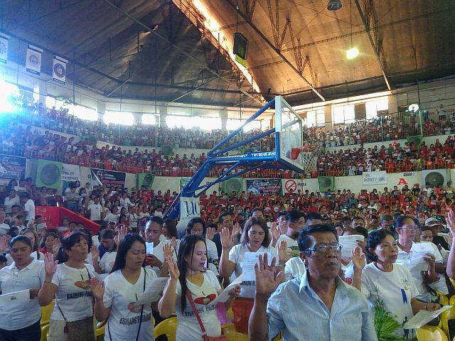 Kilusan Pagbabago members take their oath at the Cebu Coliseum. (CDN PHOTO/Victor Anthony Silva)
