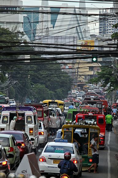 TRAFFIC WOES: Traffic  congestion continues to be a major concern in Cebu City and the rest of  Metro Cebu for a good number of years as shown in this photo of General Maxilom Ave., Cebu City, during an afternoon rush hour taken in 2013.  (CDN FILE PHOTO)