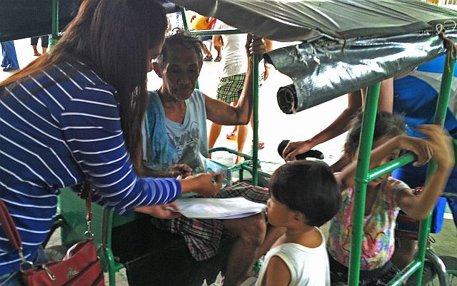 SENIOR CITIZEN CASH ASSISTANCE/OCT. 02, 2016 Roberto Escanilla, a handicapped senior citizen of Barangay Kasambagan receives the 1000.00 pesos cash assistance. (CDN PHOTO/CHRISTIAN MANINGO)