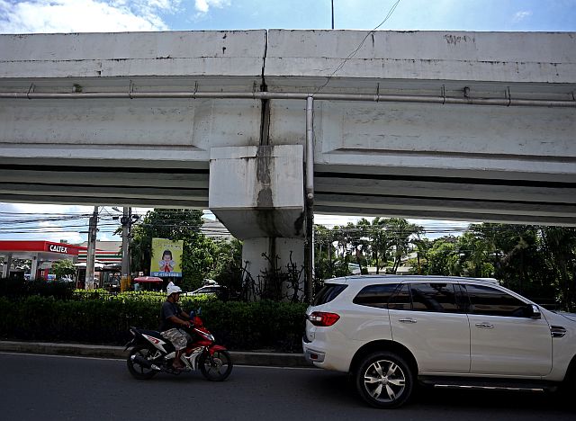 Cracks can be seen in the Banilad flyover which has concerned some of the motorists passing in the area (CDN PHOTO/LITO TECSON).