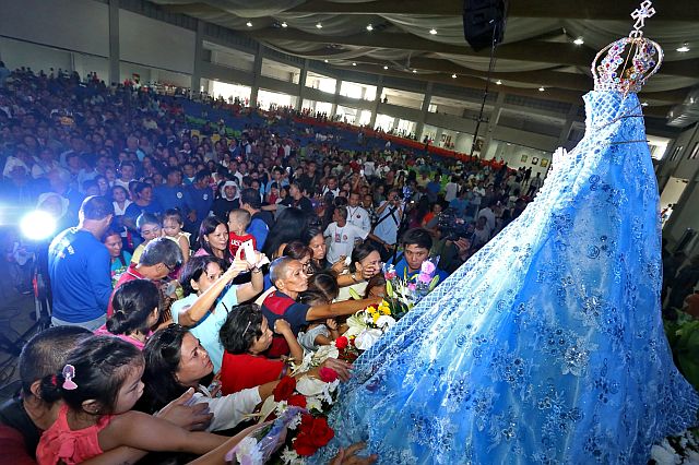  OUR LADY OF LINDOGON. Thousands of Marian devotees, with children in tow,  offer flowers and reach out their hands to touch the miraculous image as she arrives at the International Eucharistic Congress (IEC) Pavilion in Barangay Mabolo, Cebu City,  from the Simala Shrine in Sibonga town for  the first leg of the image’s three-day visit in Cebu City (CDN PHOTO/JUNJIE MENDOZA).