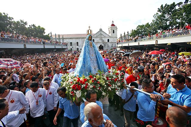 Hundreds of devotees with their children followed the arrival of the image of Our Lady of Lindogon Simala in the Basilica del Sto. Niño, waving at and taking photos of the icon.  (CDN Photo/Junjie Mendoza)