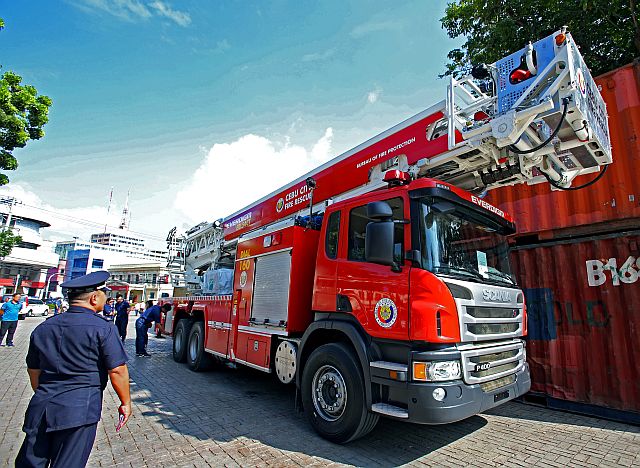 P54 MILLION LADDER FIRE TRUCK/OCT. 10, 2016: Cebu City government purchase  the P54 million worth brand new ladder fire truck that can reach as high as 18 storey buildings first in the Philippines requested by BFP last year.(CDN PHOTO/JUNJIE MENDOZA)