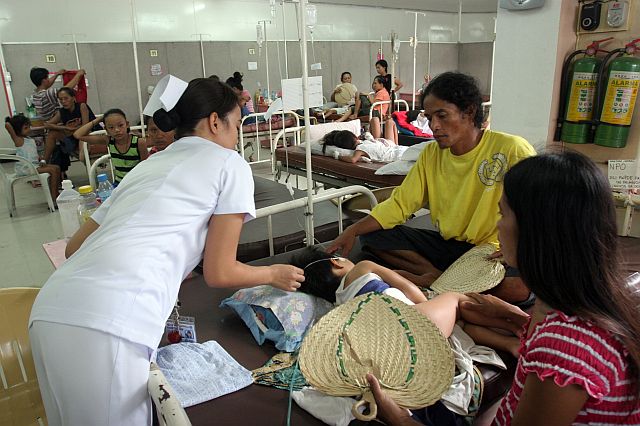 A Cebu City Medical Center nurse checks on a dengue patient in this CDN file photo. (CDN PHOTO / JUNJIE MENDOZA) 