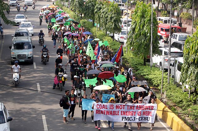 Anti-coal protesters march along Osmeña Boulevard to Plaza Independencia in Cebu City.  (CDN PHOTO/TONEE DESPOJO)