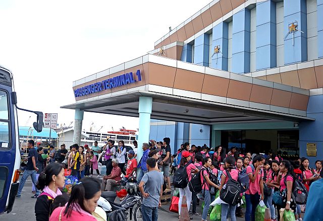  A big throng of passengers wait for their turn to enter  the terminal at Pier 1 in Cebu City amid numerous sea travel cancellations due to typhoon Karen.  (CDN PHOTO/LITO TECSON)