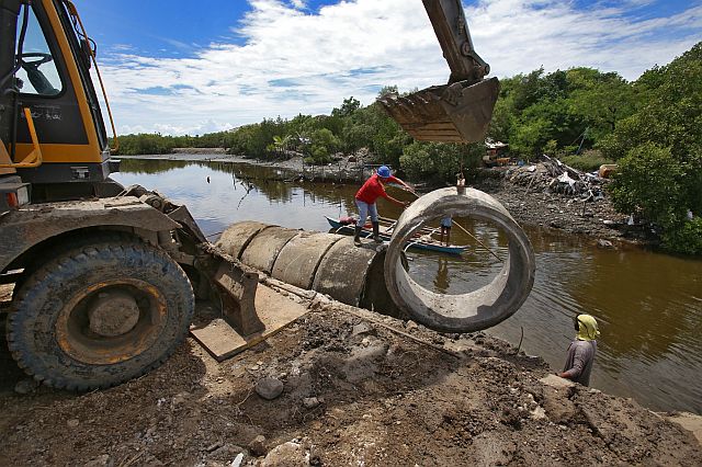  Cebu City builds a shortcut to the Inayawan Landfill using culverts to form a 20-meter, bridge-like structure that will cross the sea water between the SRP and the landfill. The White Road access may be made into just an exit from the landfill (CDN PHOTO/JUNJIE MENDOZA). 
