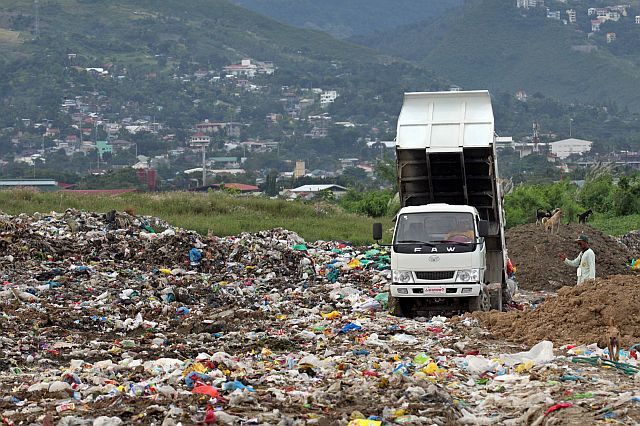 Personnel of Cebu City Hall’s Department of Public Services (DPS) dump the day’s garbage at the Inayawan landfill which may be closed again by January next year. (CDN Photo/Junjie Mendoza)