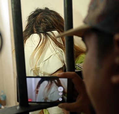 Jerome Sosmeña, the alleged big-time drug  peddler caught with P4 million of shabu on Thursday and now detained in the  holding cell of the Philippine Drug Enforcement Agency in Central Visayas (PDEA-7), hides his face when he saw photojournalists taking his photo. (CDN PHOTO/ LITO TECSON)