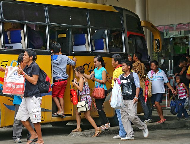 Passengers rush to a waiting bus for their ride home at the Cebu South Bus Terminal. (CDN PHOTO/ JUNJIE MENDOZA)