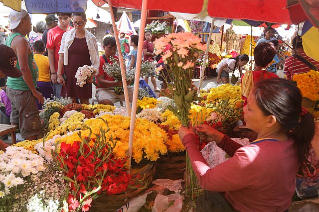 Flower vendors at Freedom Park in the Carbon Market expect brisk sales as All Souls’ Day and All Saints’ Day draw near (CDN PHOTO/TONEE DESPOJO). 