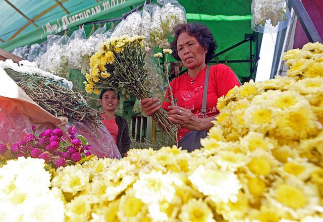 Flower vendors at Freedom Park in the Carbon Market expect brisk sales as All Souls’ Day and All Saints’ Day draw near (CDN PHOTO/TONEE DESPOJO).