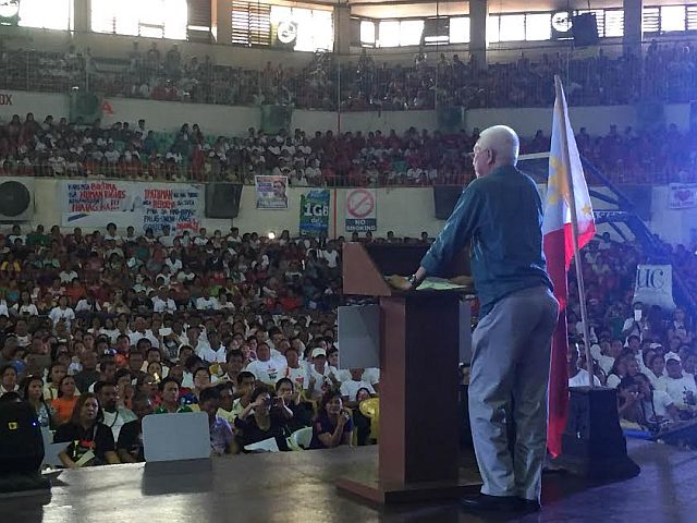 Cabinet Secretary Leoncio “Jun” Evasco speaks before over 8,000 supporters of President Rodrigo Duterte who have joined Kilusan Pagbabago in an oath-taking rite he presided at  the 5,000-capacity Cebu Coliseum. on Saturday, Oct 1, 2016. (CONTRIBUTED PHOTO / PR WORKS)