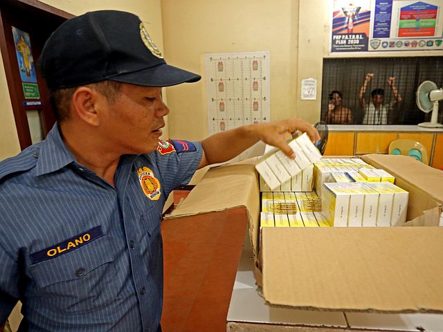 AMPULES of injectable drug believed to be Nubain are being inventoried by personnel from the Parian Police Station in Cebu City after they were turned over to the police unit by four barangay tanods of Kamagayan who were handed the box of drugs by an unknown person (CDN PHOTO/LITO TECSON).