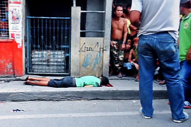 Richard Singco Jungoy, allegedly one of the killers of Annalou Llaguno and reportedly a member of the drug gang of slain drug lord Jeffrey “Jaguar” Diaz, lay lifeless along C. Padilla Street in Barangay Duljo Fatima, Cebu City, after he was repeatedly shot by two men riding in tandem on a motorcyle at 3 p.m. on Tuesday, Oct. 18, 2016. (PHOTO COURTESY BY HOMICIDE POLICE)