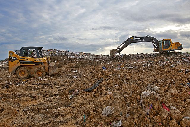 COVERING THE GARBAGE WITH SOIL/OCT. 20 2016: Heavy equipments level the mountain of garbage while covering it with soil to avoid the bad smell of the garbage in Inayawan Landfill.(CDN PHOTO/JUNJIE MENDOZA)