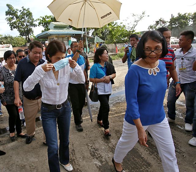 DENR SEC. LOPEZ VISIT INAYAWAN LANDFILL OFFICE ONLY/OCT.Secretary Regina Paz  Lopez (left in white longslive) of the Dapartment of Environmant and Natural Resurces (DENR) put on a medical mask as she arrive in the Inayawan Landfill as she is welcome by Cebu City mayor Tomas Osmeña (left behind Lopez) and former councilor Nida Cabrera (right) to discuss the Landfill problem.(CDN PHOTO/JUNJIE MENDOZA)