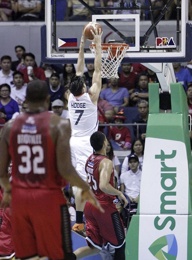 Meralco’s Cliff Hodge goes for a two-handed dunk during a fastbreak play in Game 5 of the 2016 PBA Governors’ Cup Best-of-Seven Finals at the Araneta Coliseum last night (PBA IMAGES).