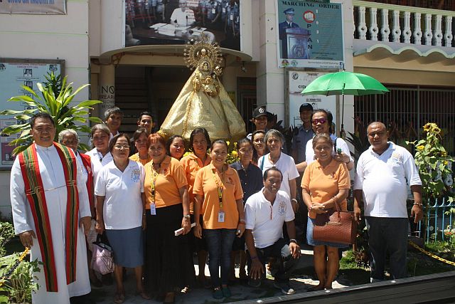  Fr. Patigdas (left) leads parishioners in bringing the image of the Our Lady of the Rosary to the Carcar prison facility (Photo taken from Archdiocesan Shrine of Sta. Catalina de Alexandria Parish Worship Committee Facebook Page).