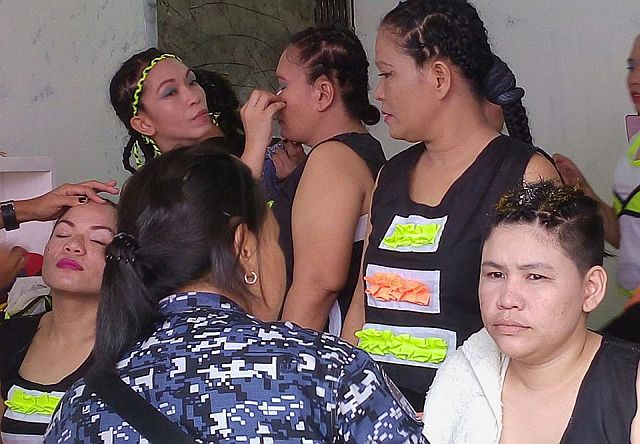 Before the dance presentation, some female inmates do their makeup. (CDN PHOTO/TONEE DESPOJO)