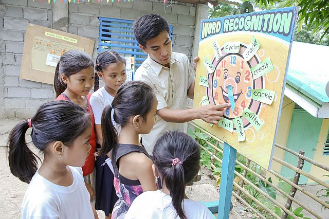 Ryan Homan reaches out to children in far-flung barangays in Donsol, Sorsogon and teaches them to read.