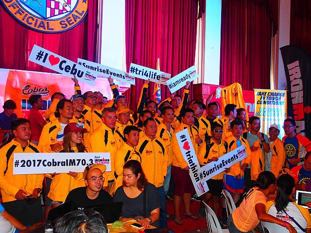 Hundreds of triathletes swarm the Social Hall of the Cebu Provincial Capitol for yesterday’s onsite registration.  (CDN PHOTO/CHRISTIAN MANINGO)