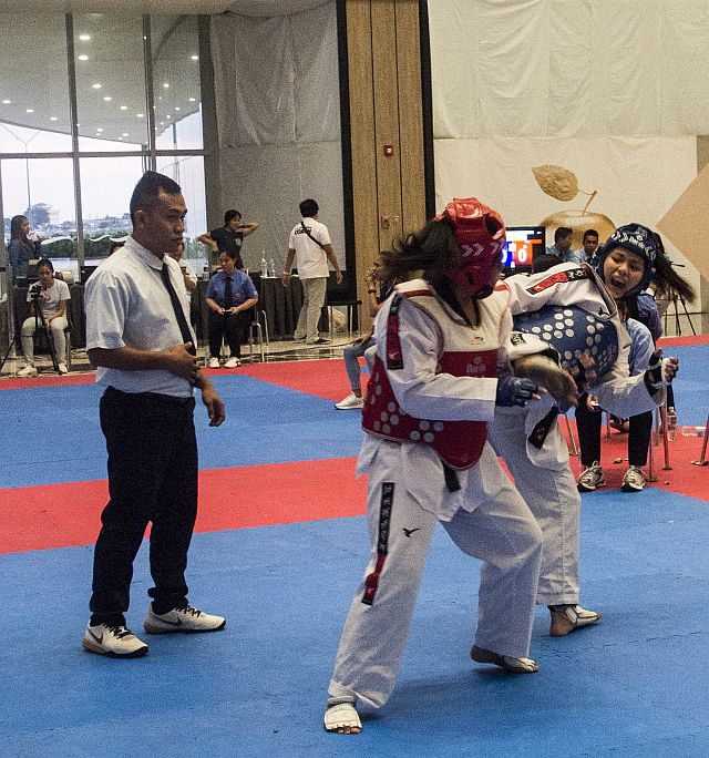 NATIONAL INTER SCHOOL TAEKWONDO CHAMPIONSHIP/OCT. 01, 2016 Zozen Prajes (blue) of the University of Cebu scored 6 against at the Heavy Division finals of  of the National Interschool Taekwondo Championship at SM Seaside. (CDN PHOTO/CHRISTIAN MANINGO)