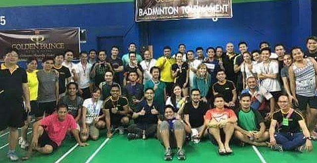 Participants of the first Smashtime Badminton Tournament pose for a souvenir shot (CDN PHOTO/MARK TONGCO).