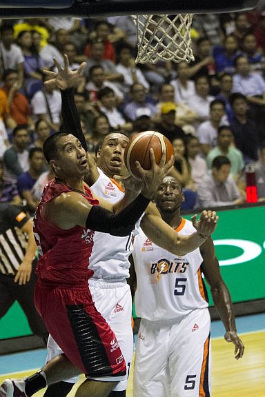 LA Tenorio of Barangay Ginebra drives against Chris Newsome of the Meralco Bolts as import Alan Durham looks on during Game 1 of the PBA Governors Cup best-of-7 Finals Series (INQUIRER). 