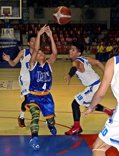 Gelmart Umpad of the University of Cebu Baby Webmasters loses the ball on his way to the basket in their semifinal match against the Cebu Dragons last night at the Cebu Coliseum. (CDN PHOTO/LITO TECSON)