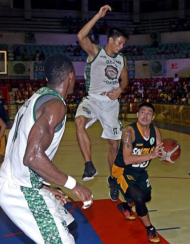 Ian Tagapan of University of San Carlos fakes off University of the Visayas’ Jan Soliva in their semifinal match of the 16th Cesafi men’s basketball tournament at the Cebu Coliseum last night. (CDN PHOTO/LITO TECSON)