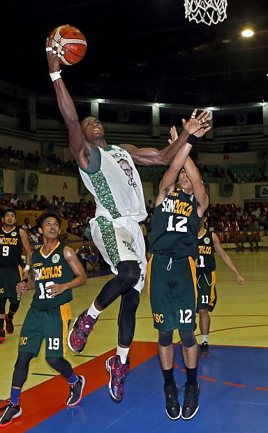 Bassiere Sackour, the Liberian import of the University of the Visayas, drives to the basket against University of San Carlos’ Victor Rabat in Game 1 of the 16th Cesafi men’s basketball tournament best-of-five finals yesterday at the Cebu Coliseum. (CDN PHOTO/LITO TECSON)