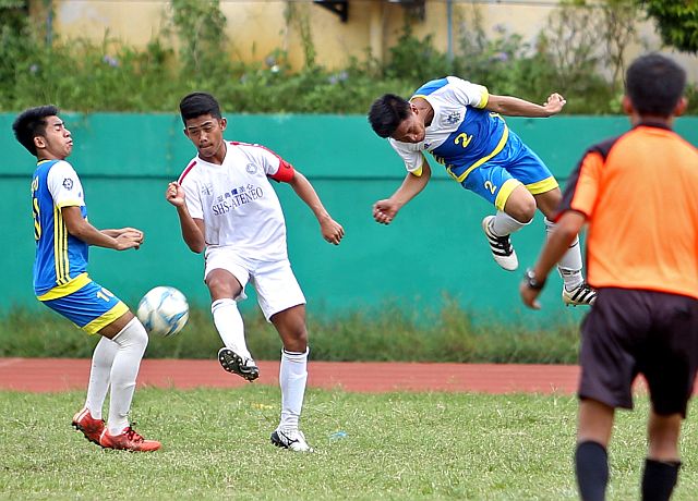 A Don Bosco player soars for a header against his SHS-AdC counterparts in the championship game of the 2016 Cesafi secondary football tournament at Cebu City Sports Center (CDN PHOTO/LITO TECSON). 