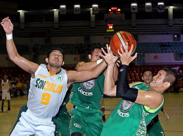 Malcolm Tan of USC and Jerome Napao of UV battle for the loose ball in Game 2 of the Cesafi men’s finals at the Cebu Coliseum (CDN PHOTO/LITO TECSON).
