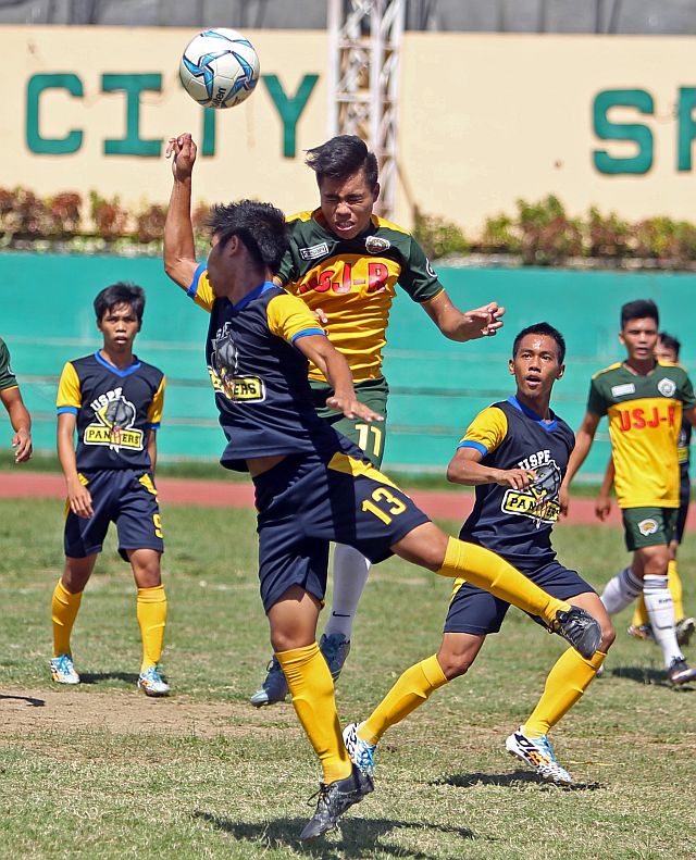 CESAFI 2016 FOOTBALL USP-F VS USJ-R MENS/OCT.22,2016:USP-F booter try to control the ball against USJ-R during their game in CESAFI 2016 football mens at Cebu City Sports center.(CDN PHOTO/LITO TECSON)
