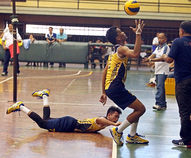 CESAFI 2016 VOLLEYBALL USPF VS USJR BOYS/OCT.22,2016:USP-F spikers try to save the ball from USJ-R during their game in CESAFI 2016 Volleyball boys at San carlos gym.USP-F win the game.(CDN PHOTO/LITO TECSON)