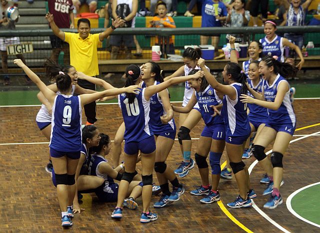 Ateneo de Cebu volleybelles celebrate after winning the girls’ volleyball championship against the University of San Jose-Recoletos (CDN PHOTO/TONEE DESPOJO). 